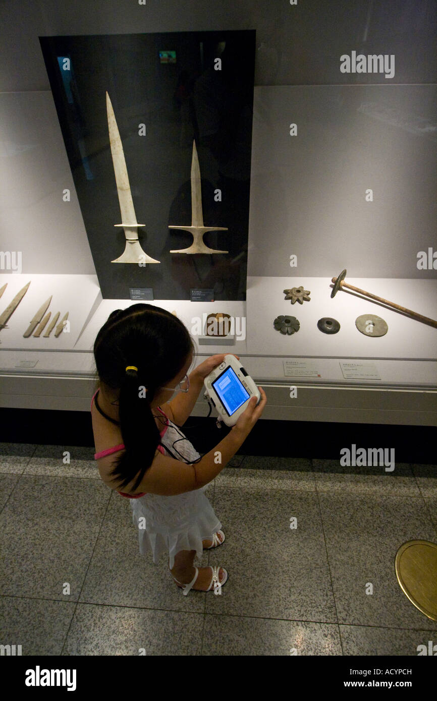 Mädchen verwendet Computergerät Tour im National Museum of Korea Kultur und Geschichte Museum in Seoul Südkorea Stockfoto