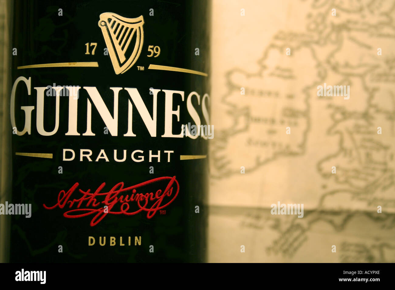 Guinness und Karte von Irland Stockfoto