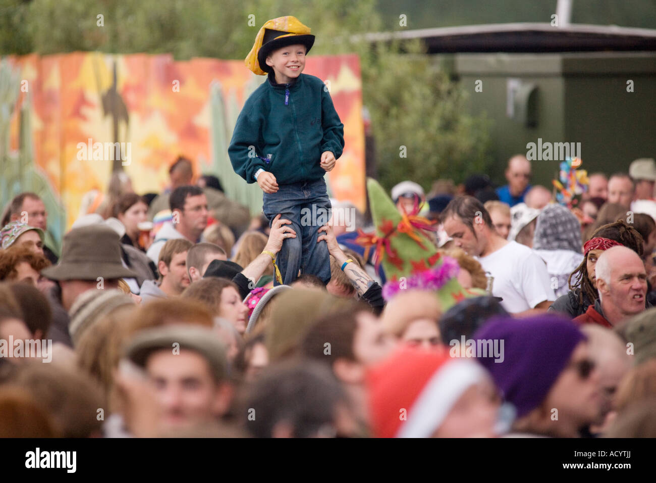 Fotos von der Musik Fans Kind auf Väter Schulter nahe der Bühne an der Weidenmanns Musik Festival Dundrennan Scotland UK Stockfoto