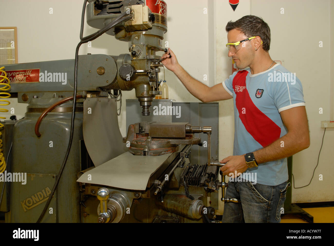 Azubi-Maschinist an einem Werkzeug Schleiferei im Industriepark, Teffen, Galiläa Nםראיקרמ Israel Stockfoto