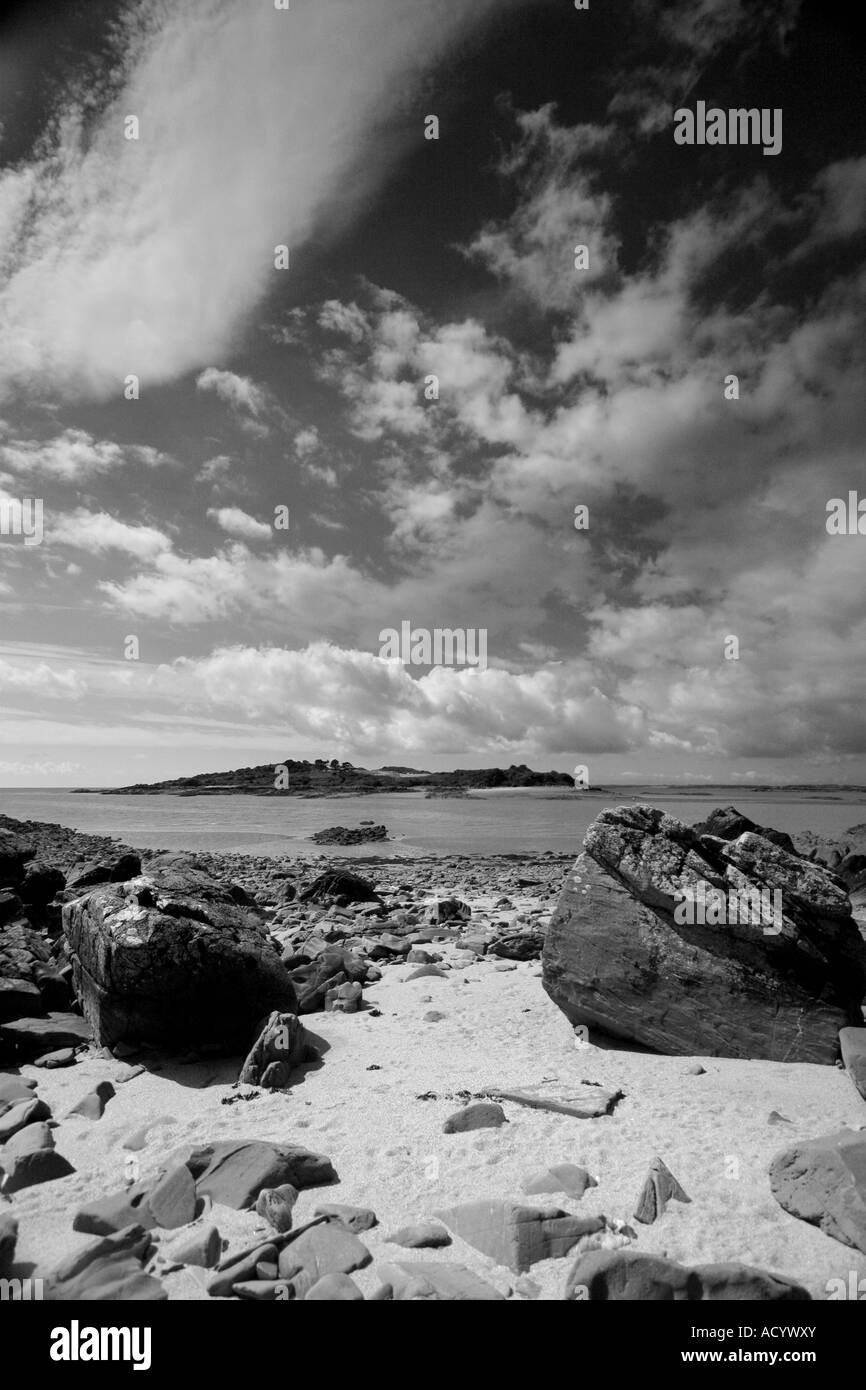 Blick entlang der Galloway-Küste, gesäumt von Felsen, Geröll und feinem Sand auf der Insel Ardwall B W Stockfoto