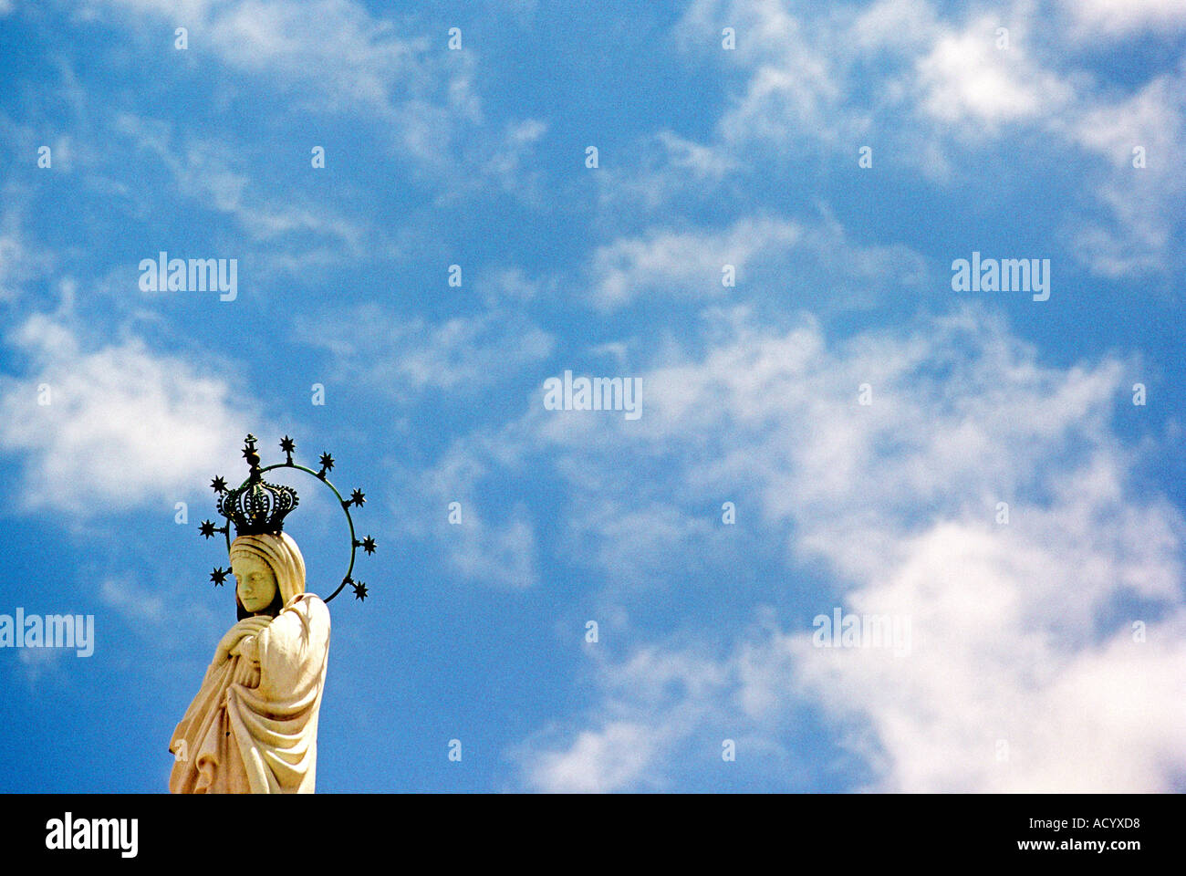 Statue der Jungfrau Maria vor blauem Himmel Stockfoto