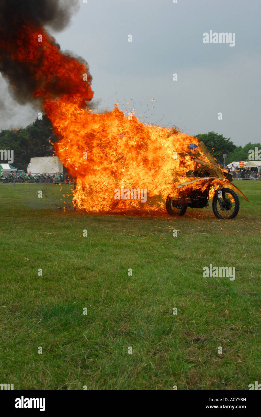 Wand aus Feuer Trick mit Motorrad Absturz durch Flammen Stockfoto