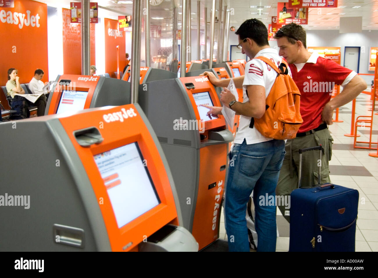 Reisende, die mit "Self-Check-in Kiosk" ticket-Maschinen in Berlin-Schönefeld Flughafen Berlin Deutschland Stockfoto