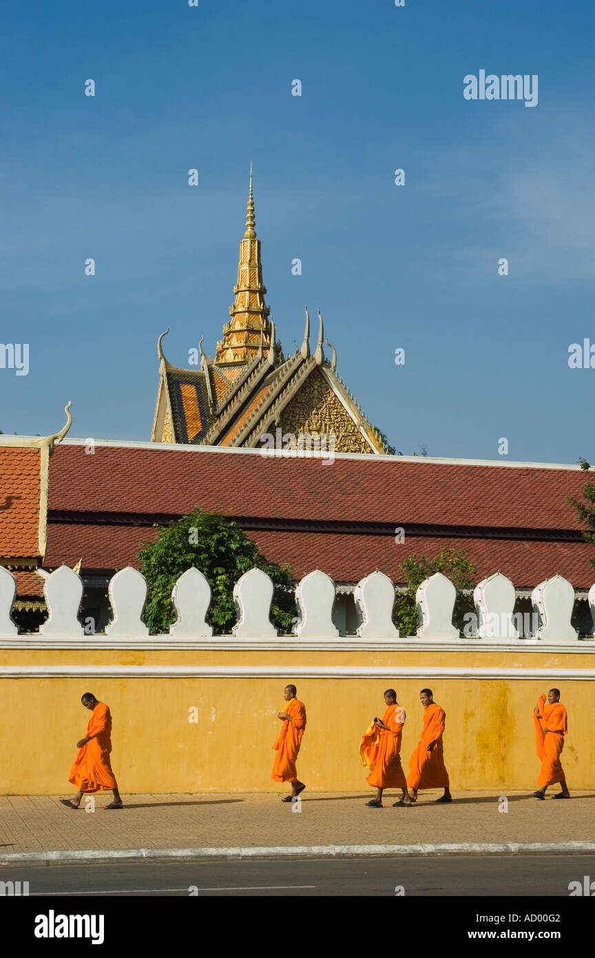 Mönch bei Royal Palace-Silber-Pagode Tempel Komplex Phnom Penh Kambodscha South East Asia Stockfoto