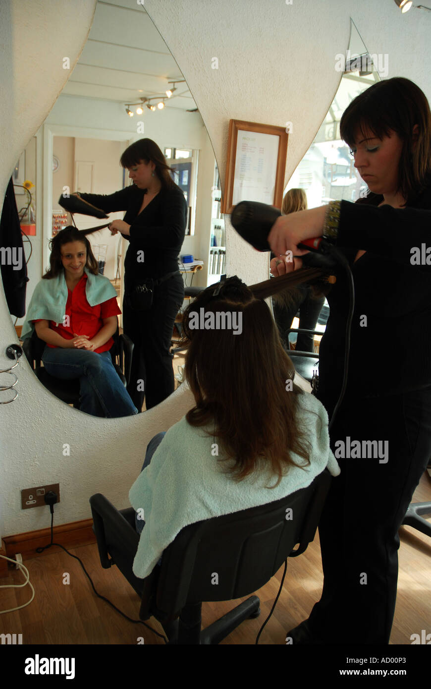 Braut hat ihre Haare beim Friseur vor ihrer Hochzeit gemacht. Wimbledon, SW-London, UK. March15th 2006. Stockfoto