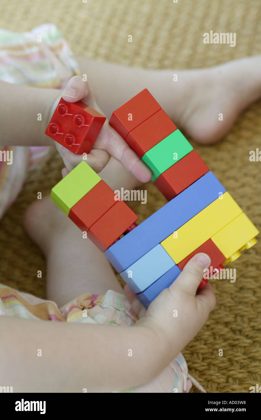 Kind beim Spielen machen eine einfache Konstruktion aus Lego Kinder im Spielzimmer im Haus Stockfoto