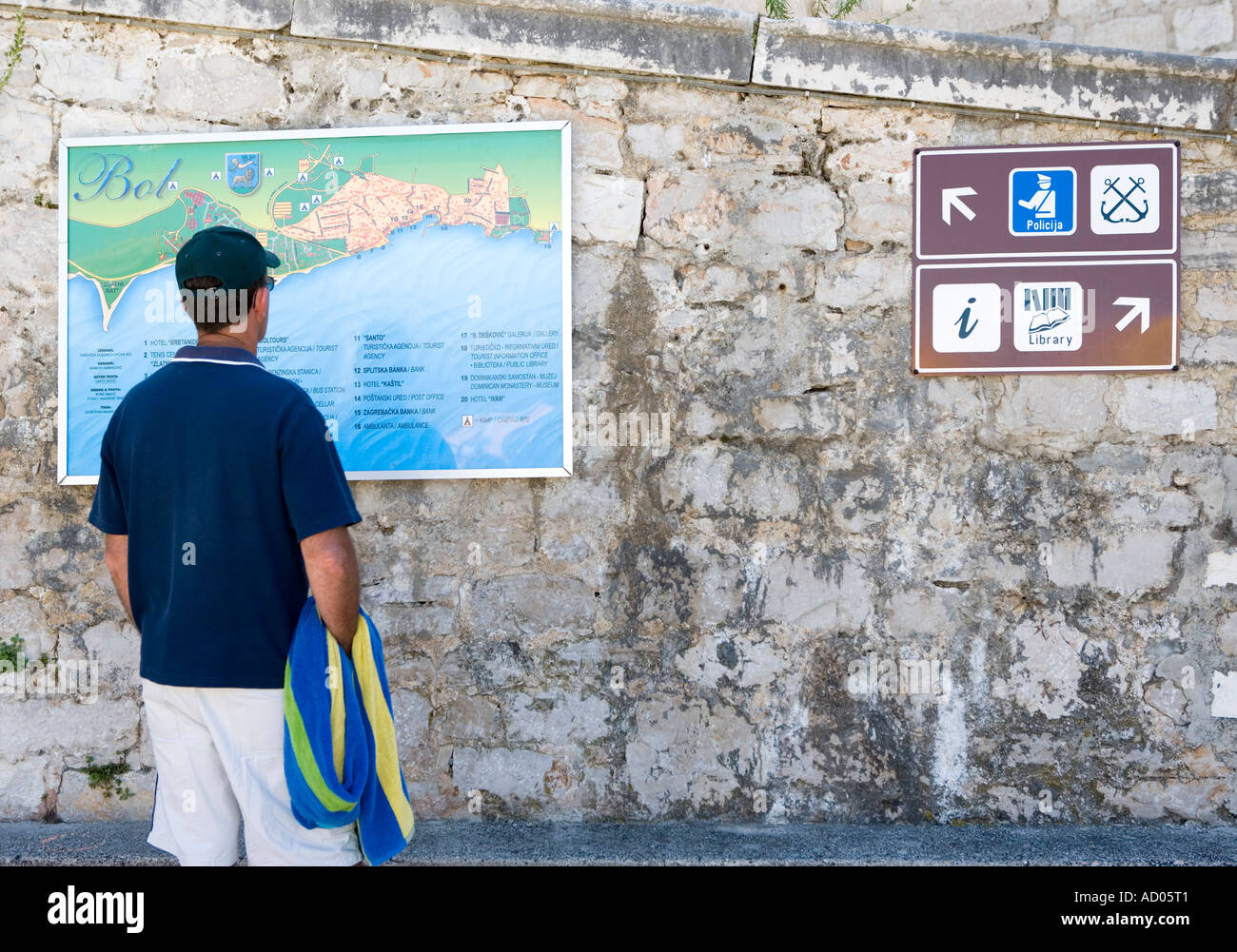 Mann, Blick auf Bol Stadt Karte Bol Broatia Stockfoto