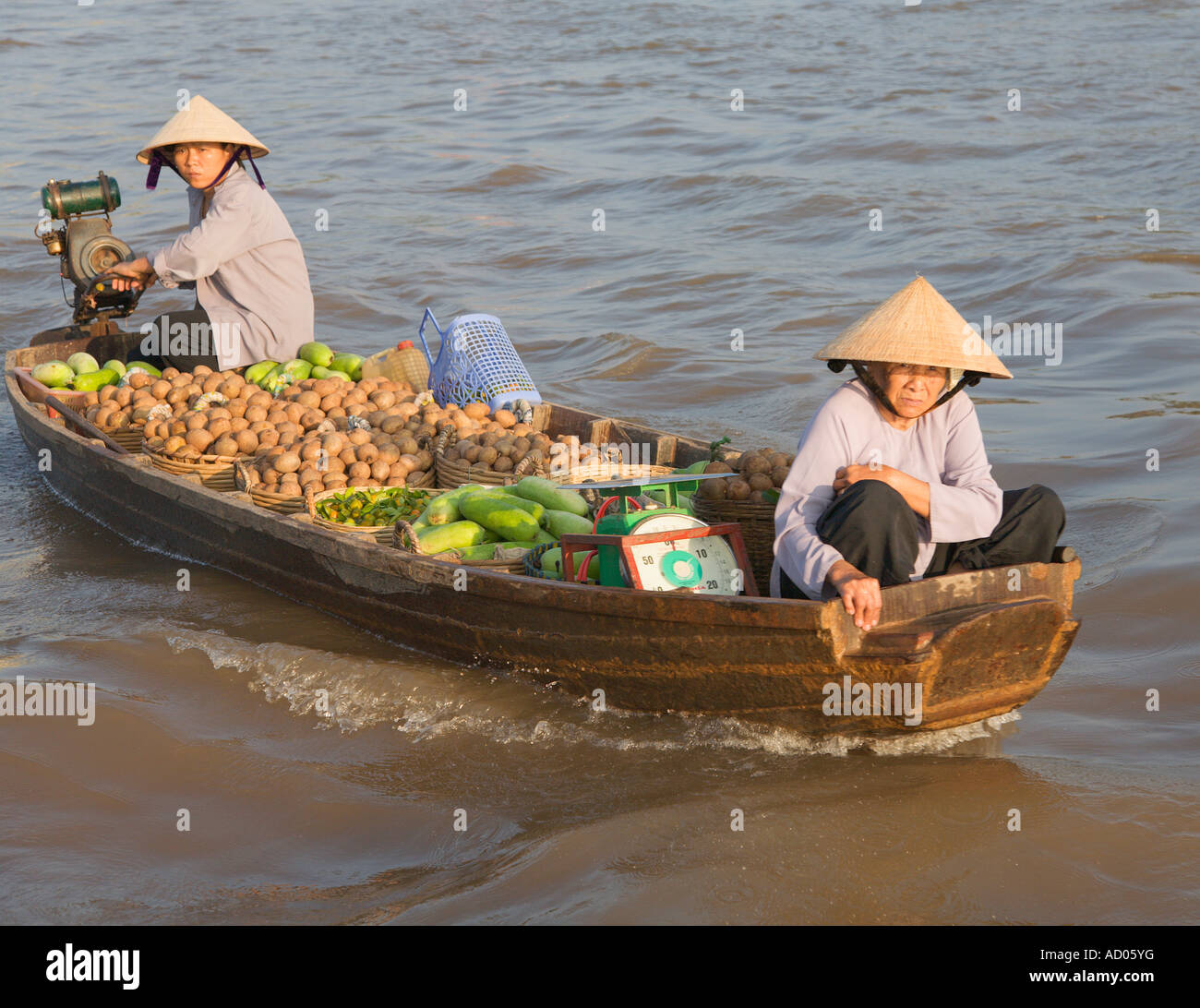 Zwei Frauen mit produzieren im Boot "Cai Rang" [schwimmenden Markt] [Mekong Delta] "Ha Giang Provinz" Vietnam Stockfoto
