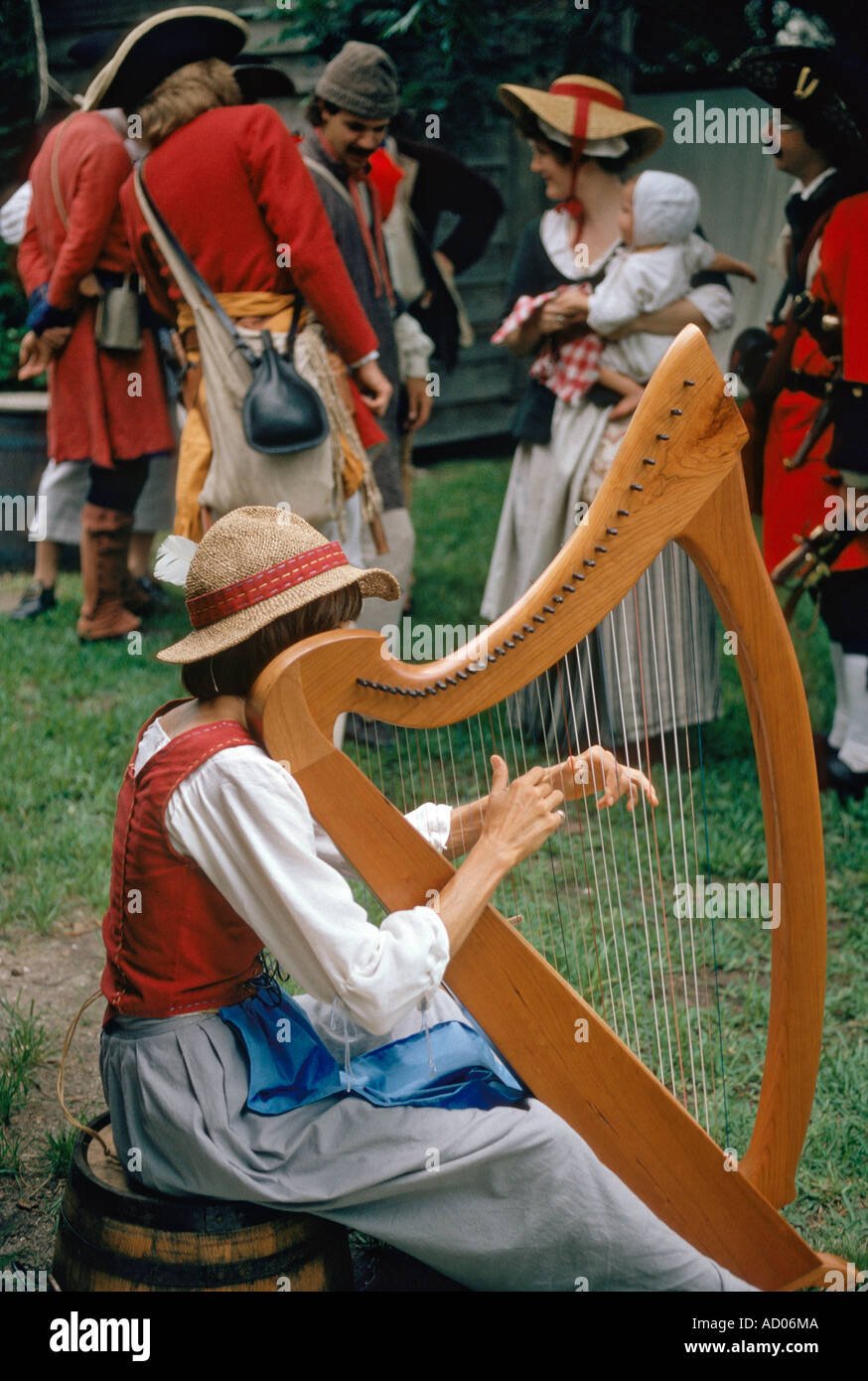 Reenactor spielt die Harfe in einem Feldlager in St. Augustine Florida USA Stockfoto