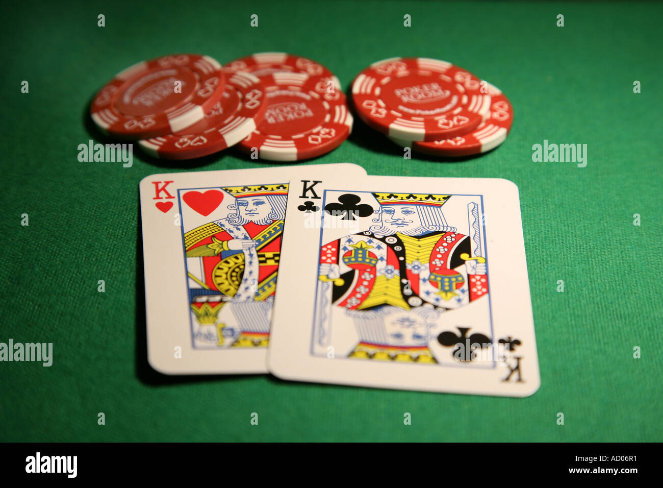 Poker chips mit zwei Paaren der Könige eine gewinnende hand Stockfoto