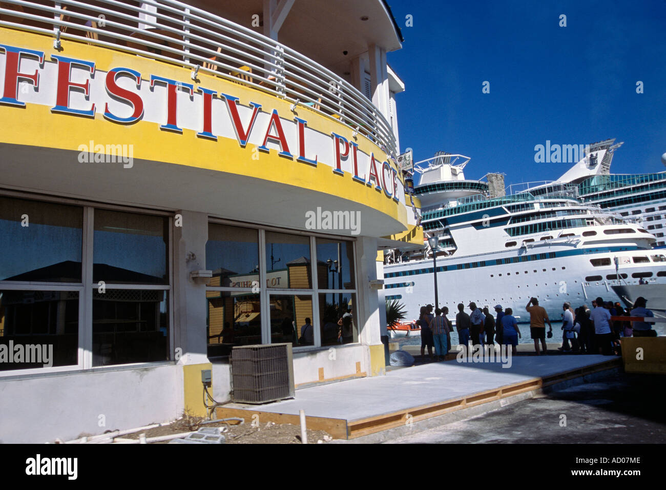 Kreuzfahrtschiffe vor Anker in Prince George Wharf im Hafen Nassau Bahamas Stockfoto