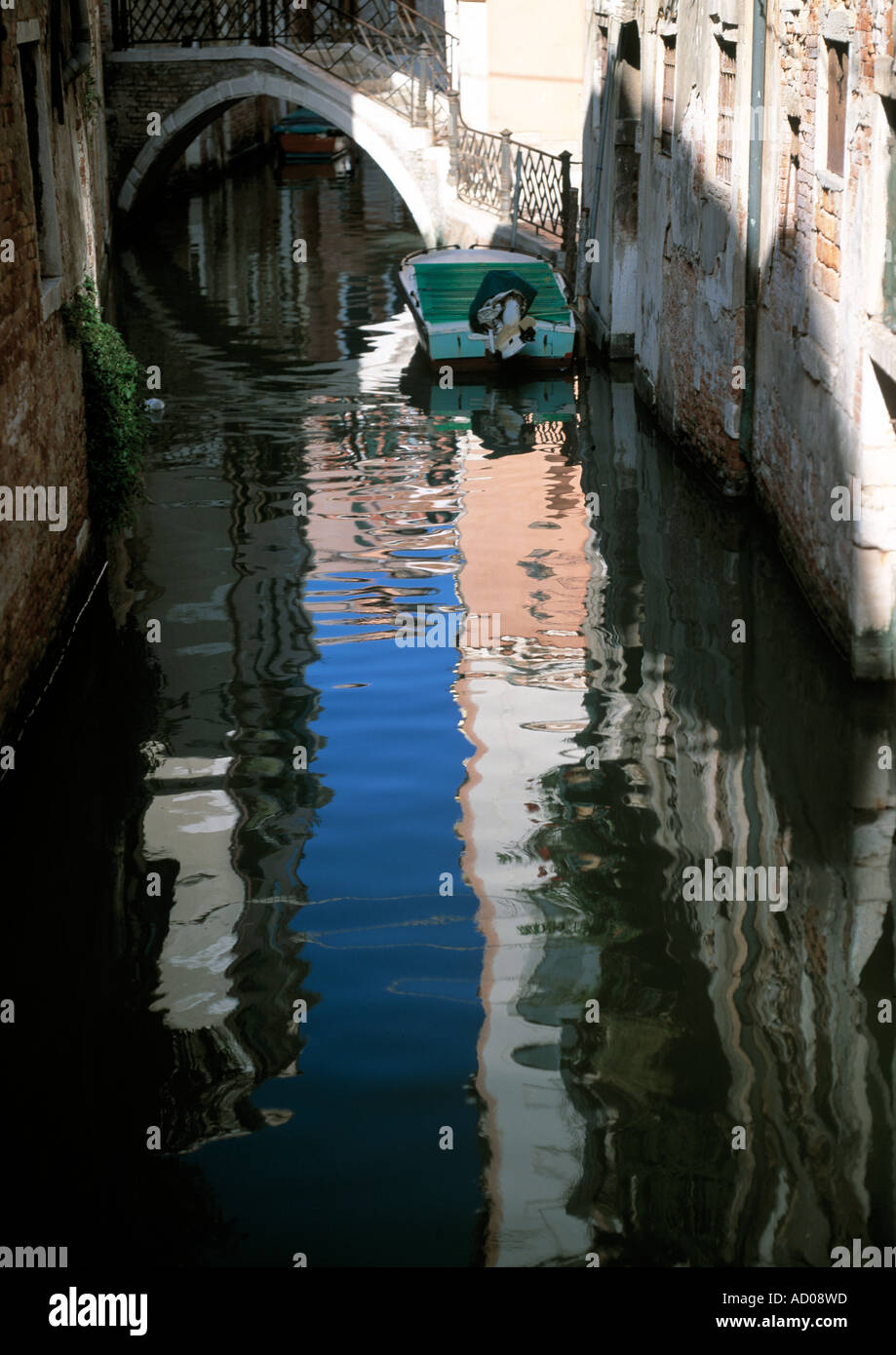venezianische Wasserstraße mit Gebäuden im Wasser gespiegelt Stockfoto