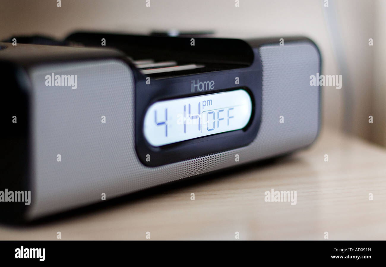 Alarm Clock Radio mit iPod / Shuffle dock auf Hotel Nachttisch Stockfoto
