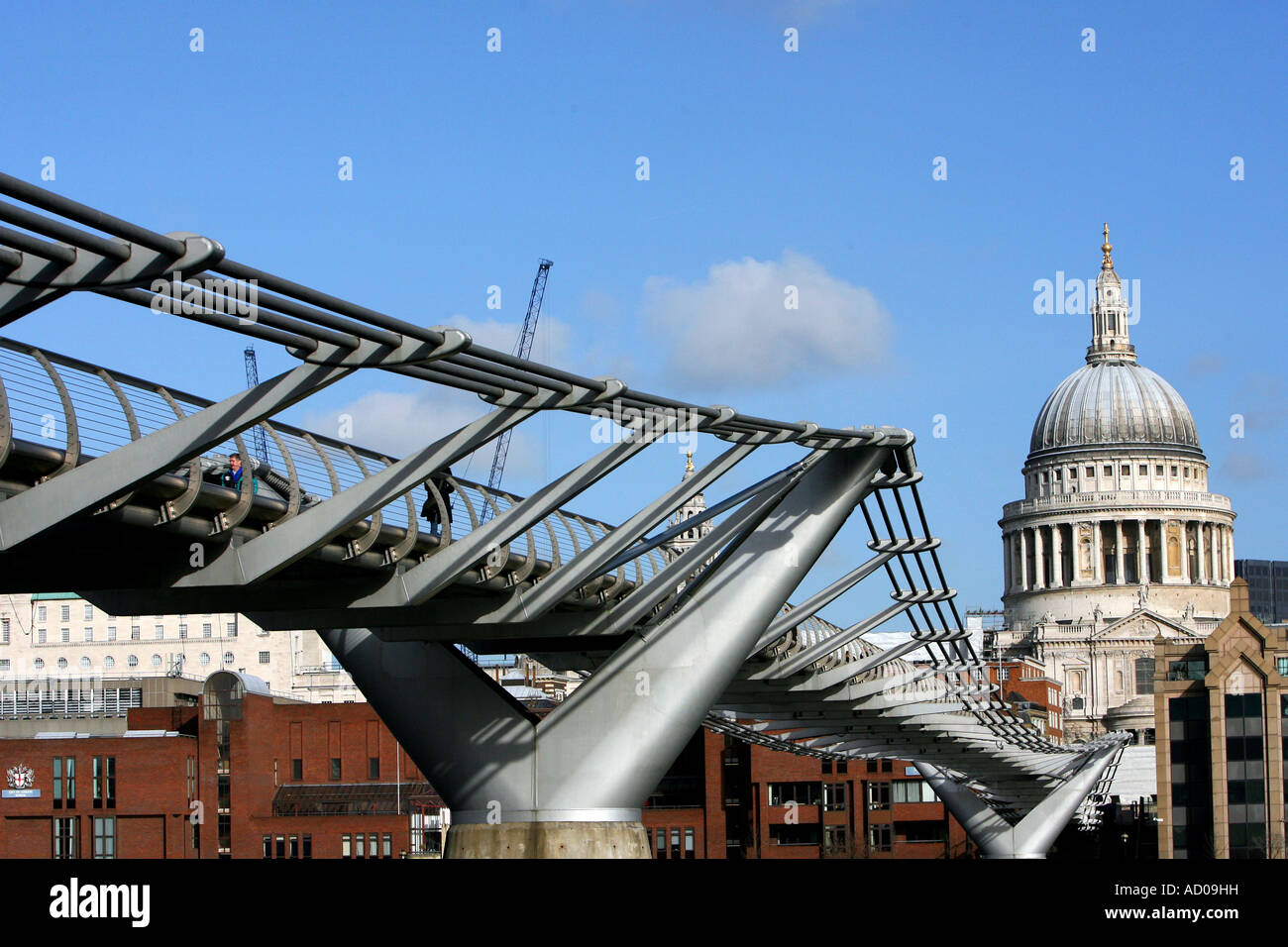 Millennium Bridge, entworfen von Sir Norman Foster von der Tate Modern zu St Paul s Cathedral London UK führt Stockfoto