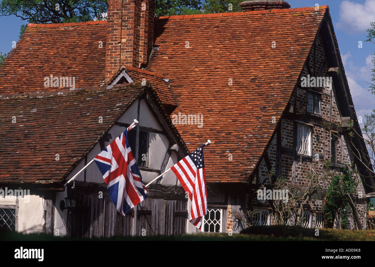 Zwei Verbündete: britische und amerikanische Fahnen gehisst nebeneinander auf Holz gerahmte Hütte zur Unterstützung der Irak-Krieg, Leigh, Surrey, England Stockfoto