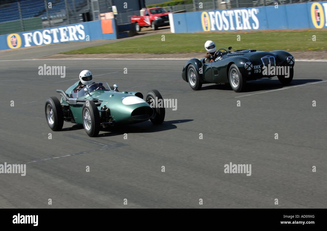 Vintage Formel-1-Autos auf der Strecke in Silverstone, Historic GP-Serie Stockfoto