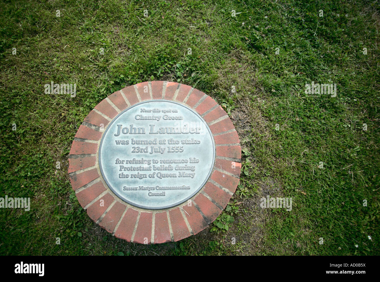 Gedenkstein in Steyning, West Sussex, UK, Kennzeichnung, wo John Launder auf dem Scheiterhaufen verbrannt wurde. Stockfoto