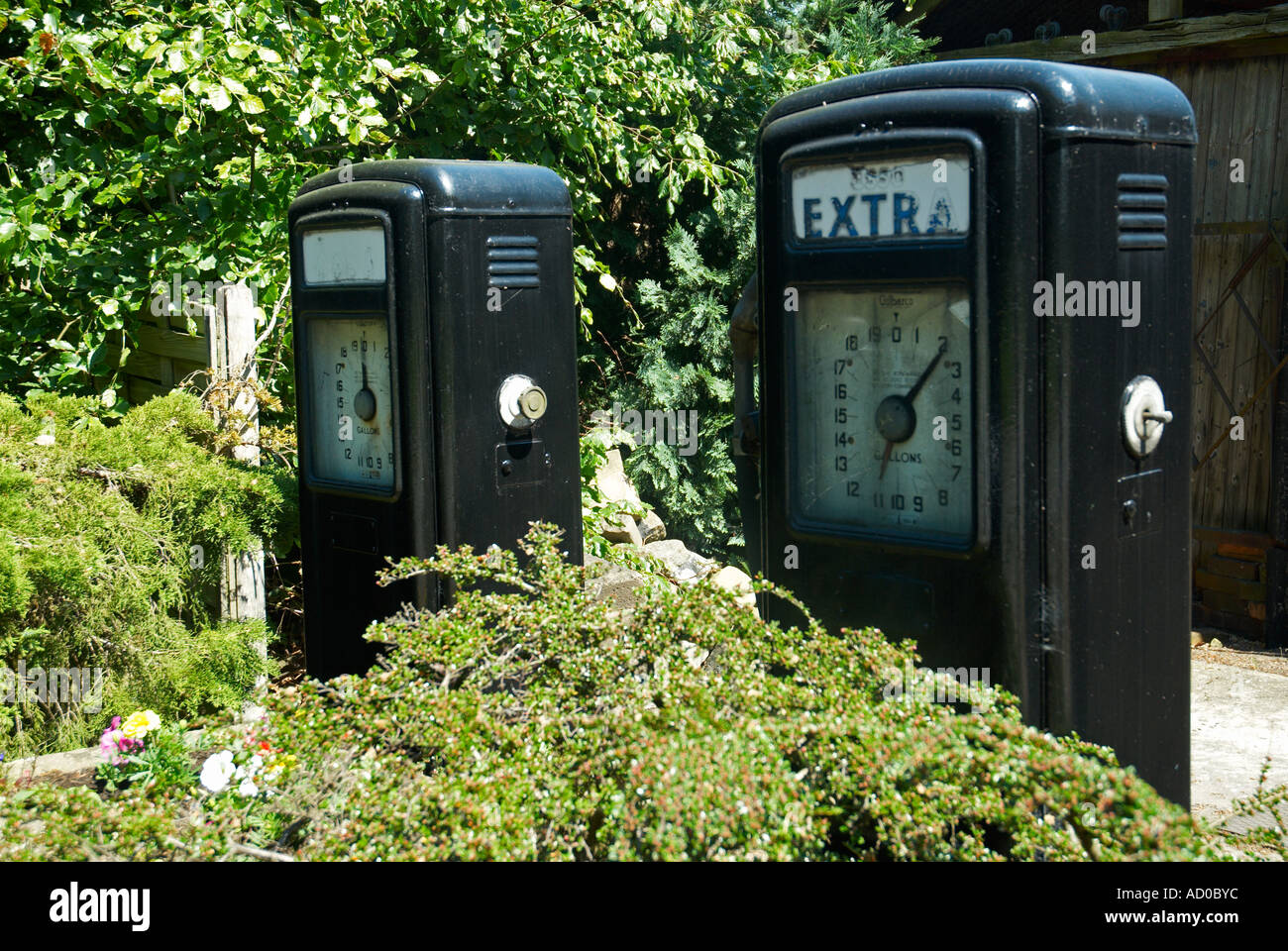 Zwei alte Mode Benzin Pumpen Cheshire UK Stockfoto