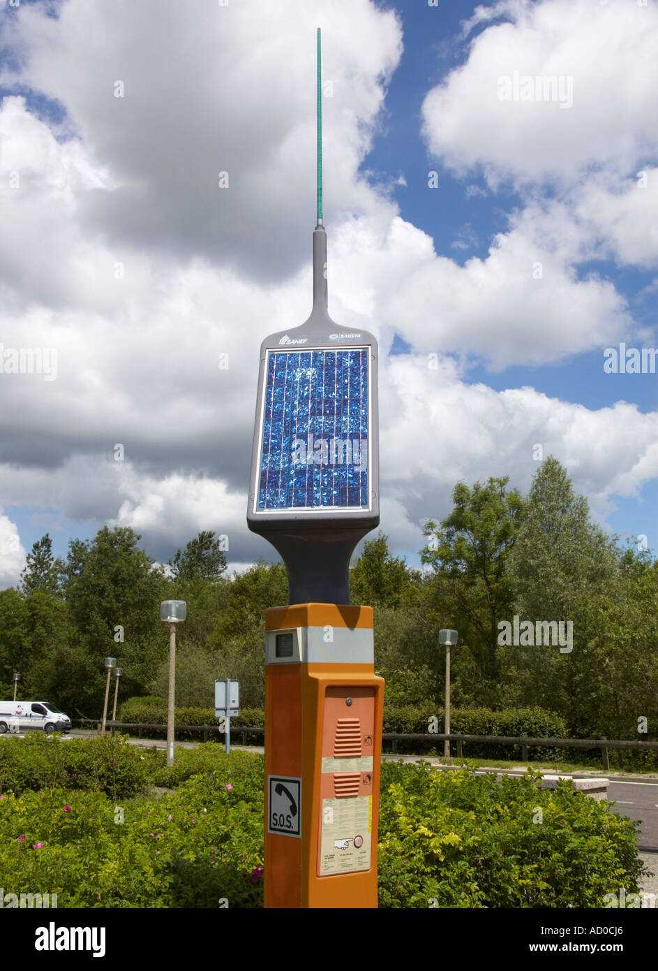 Solar-Panel, die Erzeugung von Stromversorgung für Autobahn Autoroute Notruftelefon Stockfoto
