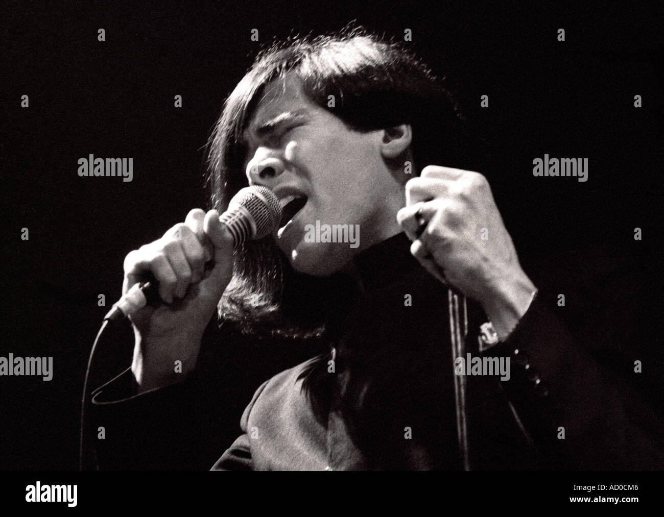 Phil Oakey, Sänger bei The Human League, erklingt in Sheffield im Jahre 1979 Stockfoto