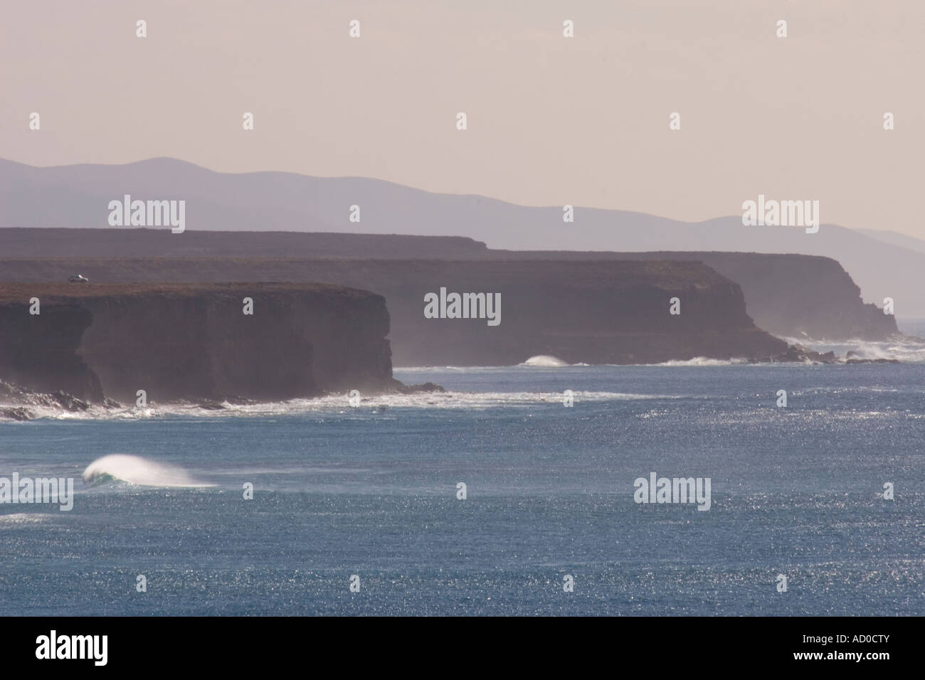 Klippen und Playa del Algibe de Las Cuevas südlich der Stadt Ounta de Los Caletones Stockfoto