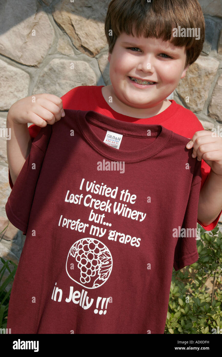 Virginia Loudoun County, Luckets, Lost Creek Water Winery, Weingut, Weinberge, junge Jungen Junge Jungen Jungen männlich Kind Kinder Kinder, Souvenir-Shirt, Besucher tra Stockfoto