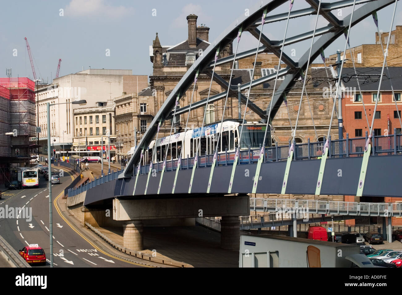 Sheffield Supertram überfahren Commercial Street Bridge Stockfoto