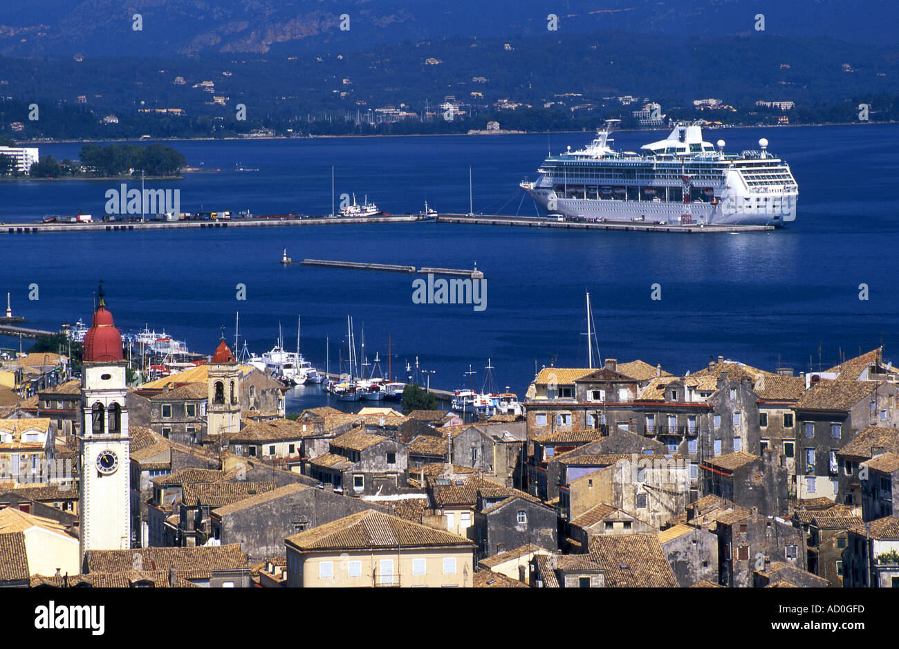 Kreuzfahrt Schiff Splendour of the Seas, festgemacht an Korfu Stadt Korfu griechische Inseln Ionisches Meer Europa Stockfoto