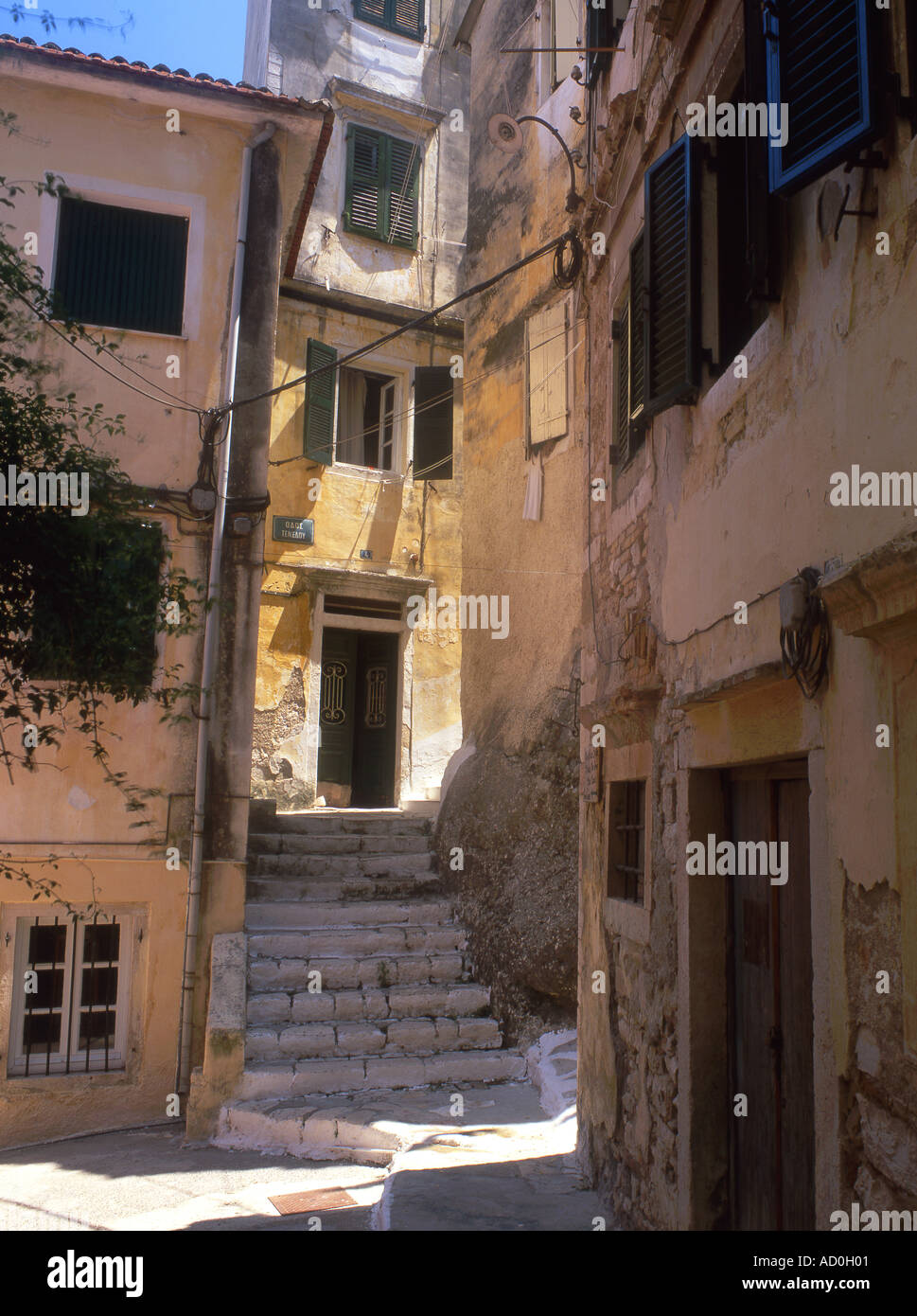 Typische griechische Backstreet im Cambiello oder Altstadt von Korfu-Stadt Korfu Griechenland Stockfoto