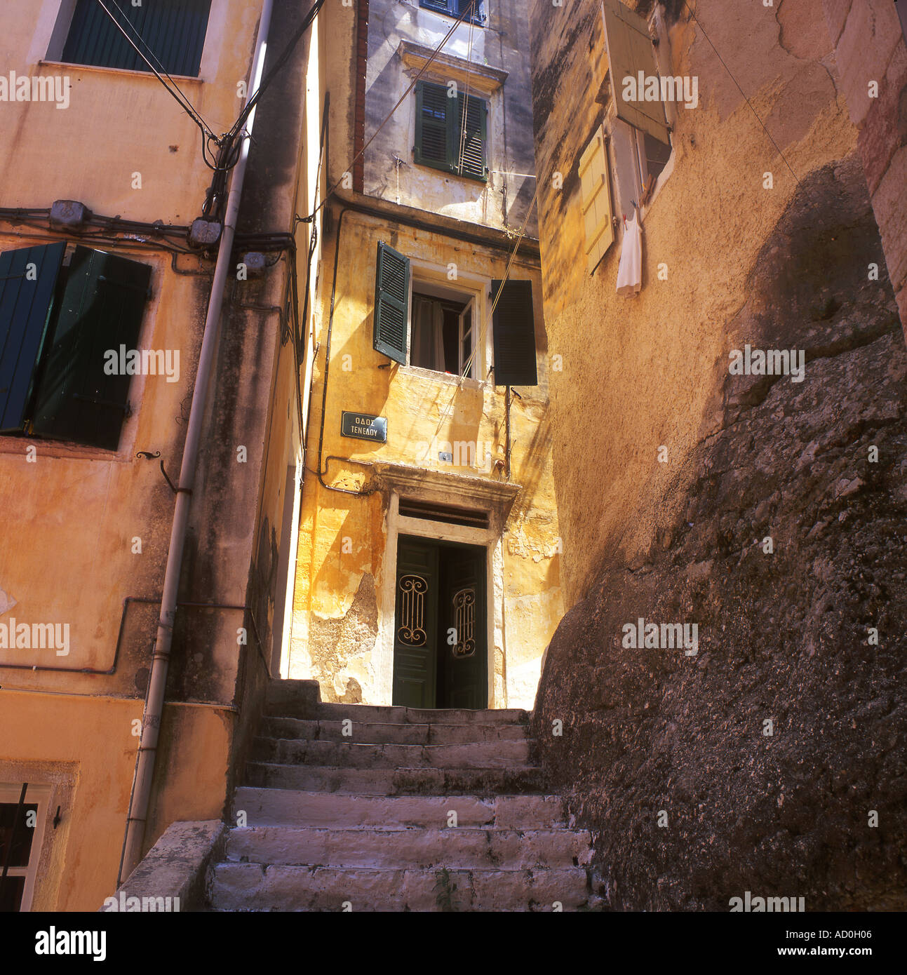 Typische griechische Backstreet im Cambiello oder Altstadt von Korfu-Stadt Korfu Griechenland Stockfoto
