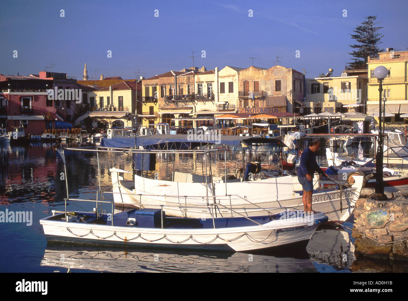 Griechischen Angelboote/Fischerboote vertäut im Hafen von Rethymnon Rethymnon Kreta Griechenland Stockfoto