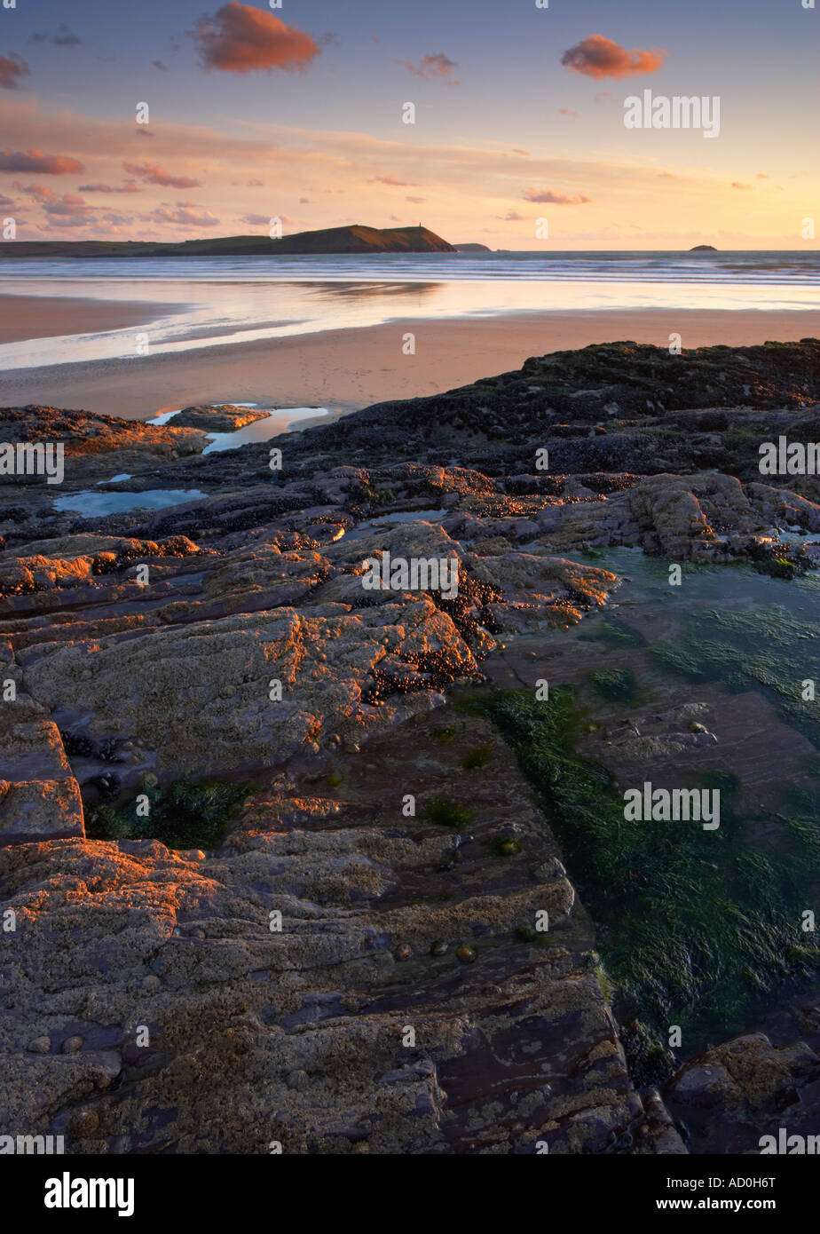 Einen Sommer Sonnenuntergang am Polzeath an der Nordküste von Cornwall Stockfoto