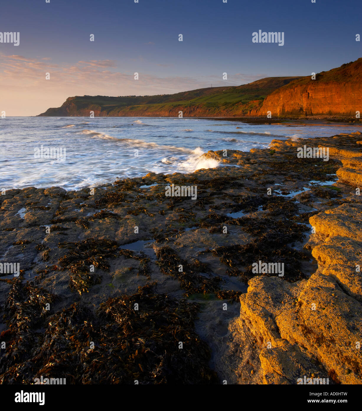 Ein Sommermorgen am Boggle Loch an der North Yorkshire Küste mit Blick auf Ravenscar Stockfoto