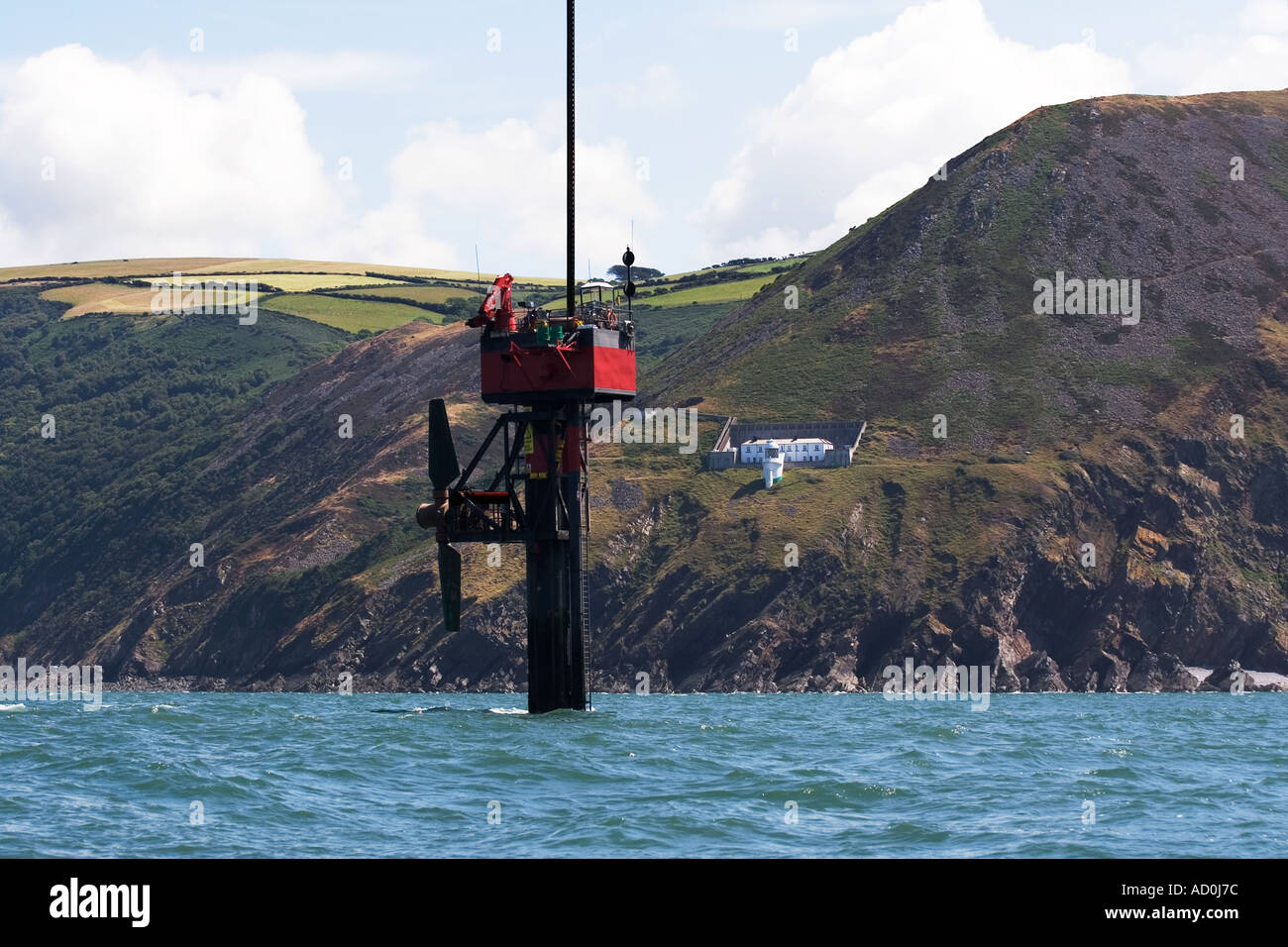 Das Projekt Seaflow Marine aktuelle Turbine mit Rotor für Wartung aus Vorland Punkt Lynmouth North Devon England angehoben Stockfoto