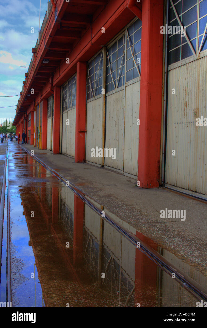 Holz Garagen mit Reflexion aus dem Wasser. Stockfoto