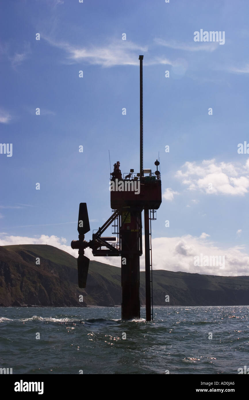 Das Projekt Seaflow Marine aktuelle Turbine mit Rotor für Wartung aus Vorland Punkt Lynmouth North Devon England angehoben Stockfoto