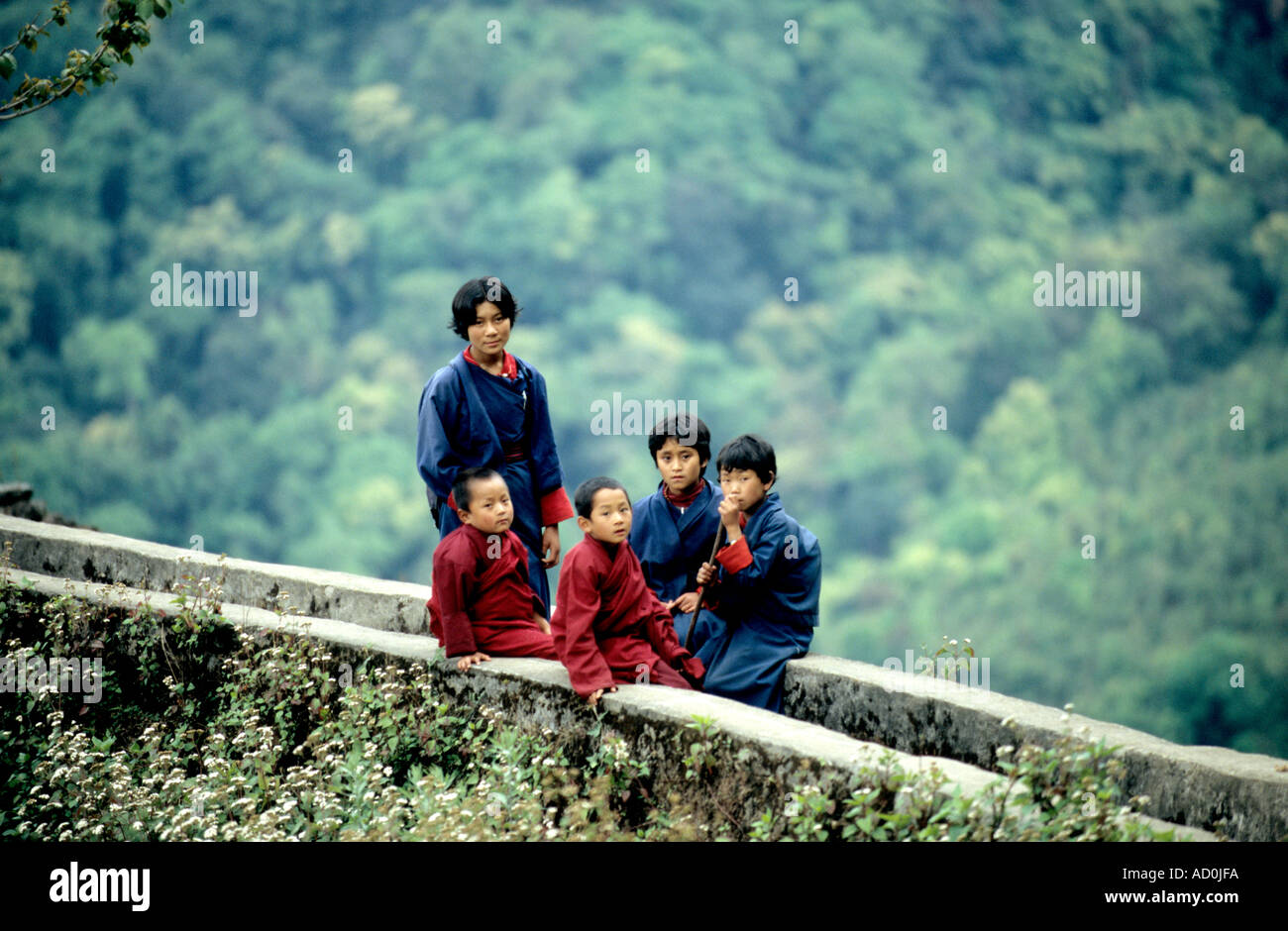Fünf Jugendliche Chorten Ningpo Bhutan Stockfoto