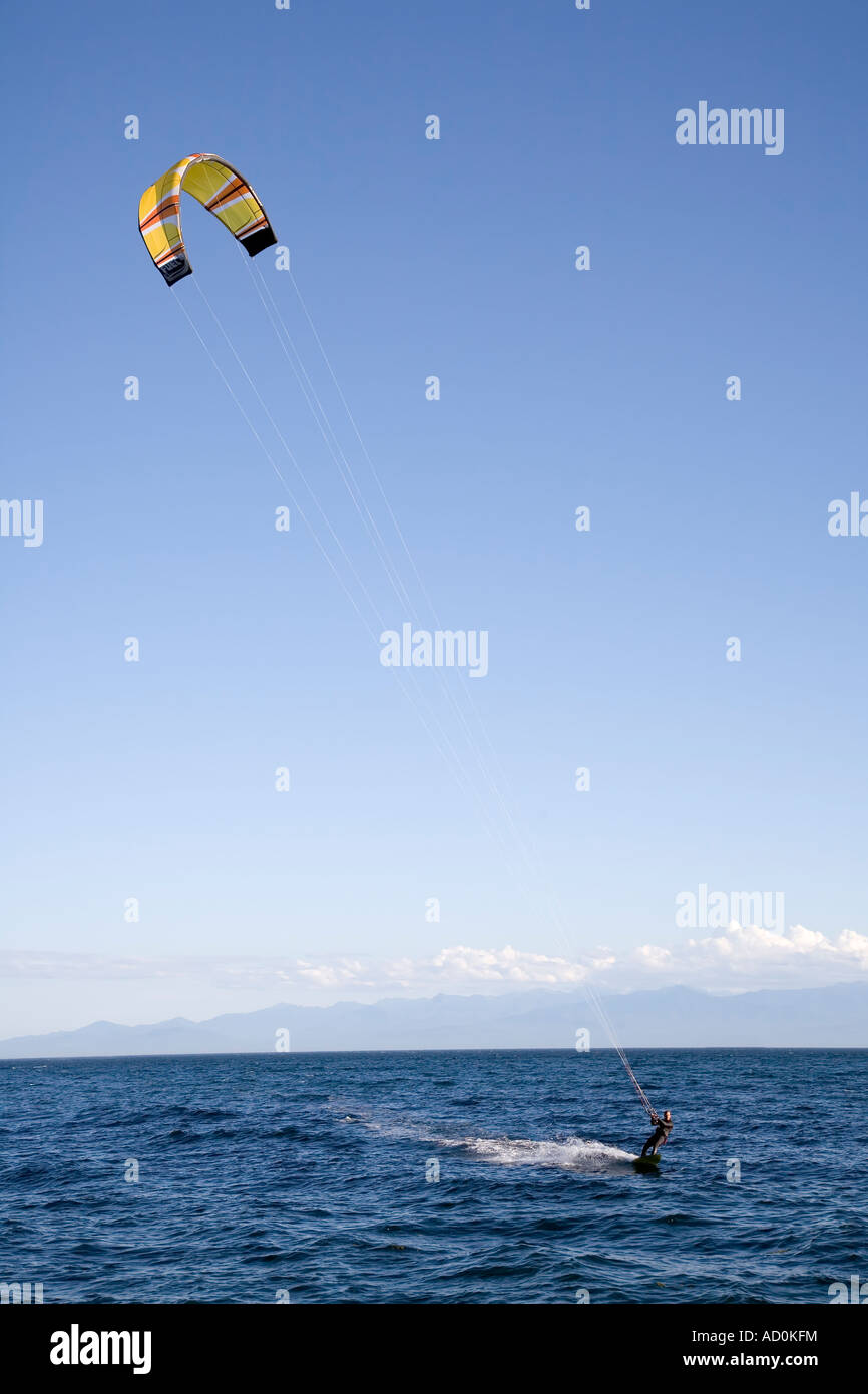 Kite-Surfen auf einem leeren Ozean Victoria Canada Stockfoto