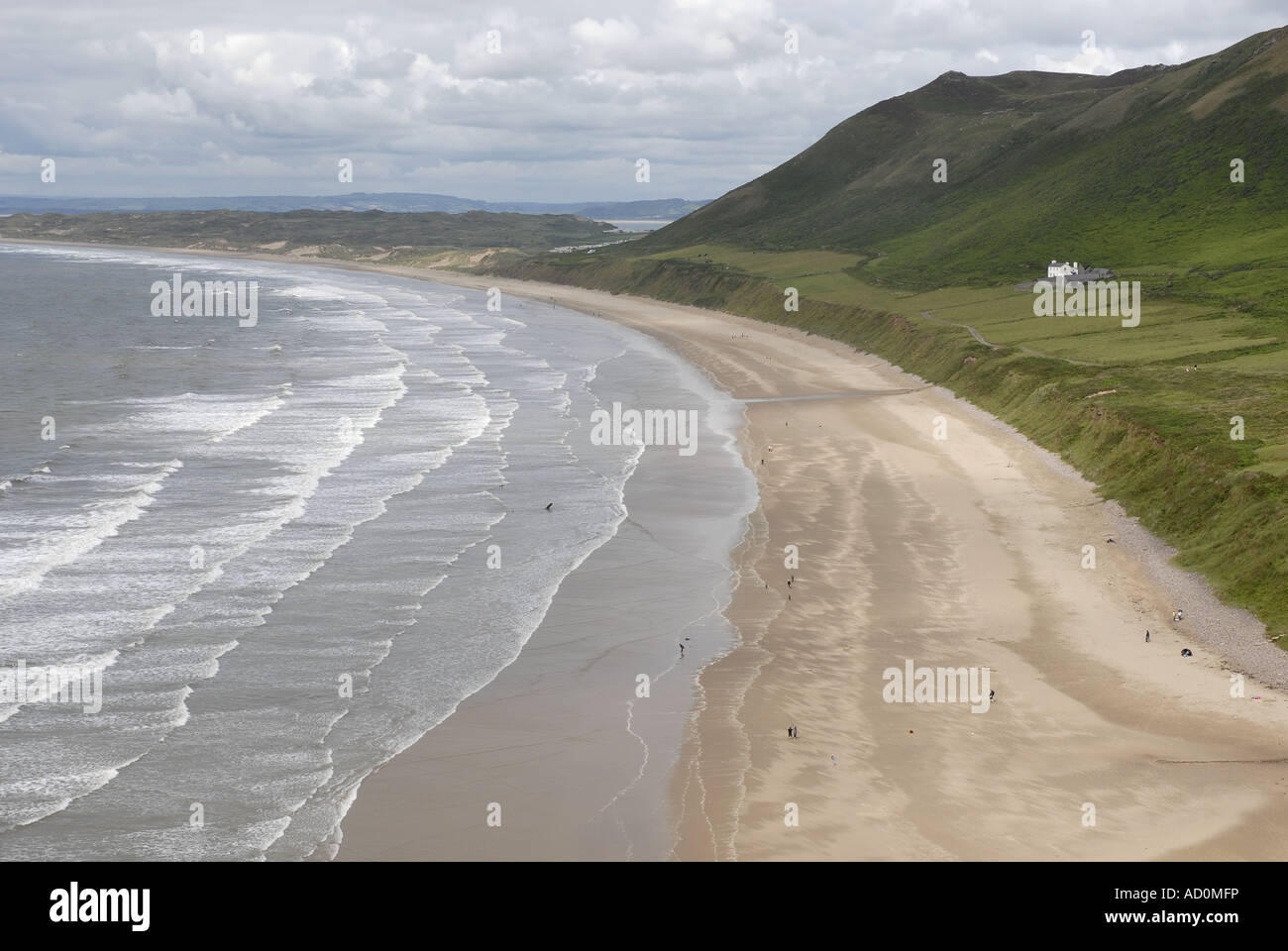 Blick auf Wellen und Strand, Rhossili, Gower Peninsula, South Wales, Großbritannien Stockfoto