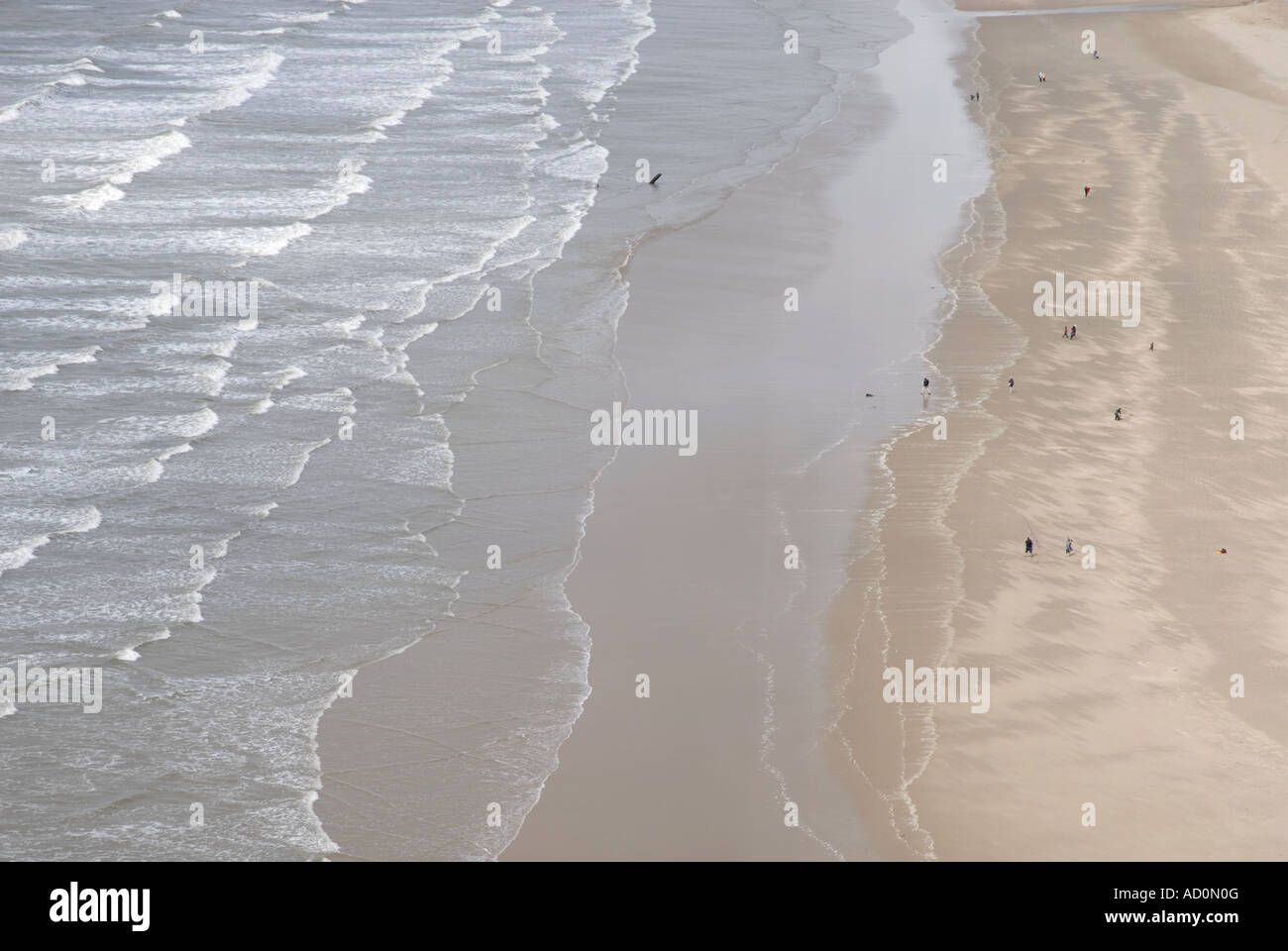 Blick auf Wellen und Strand, Rhossili, Gower Peninsula, South Wales, Großbritannien Stockfoto