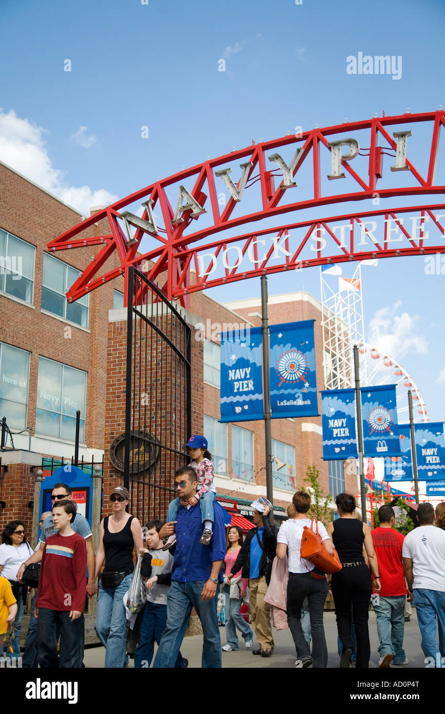 CHICAGO Illinois Mädchen Fahrt auf mans Schultern Menschen Spaziergang unter Eingangsschild am Navy Pier Stockfoto