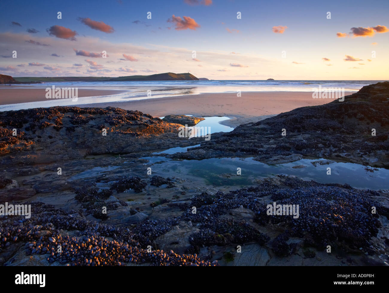 Einen Sommer Sonnenuntergang am Polzeath an der Nordküste von Cornwall Stockfoto