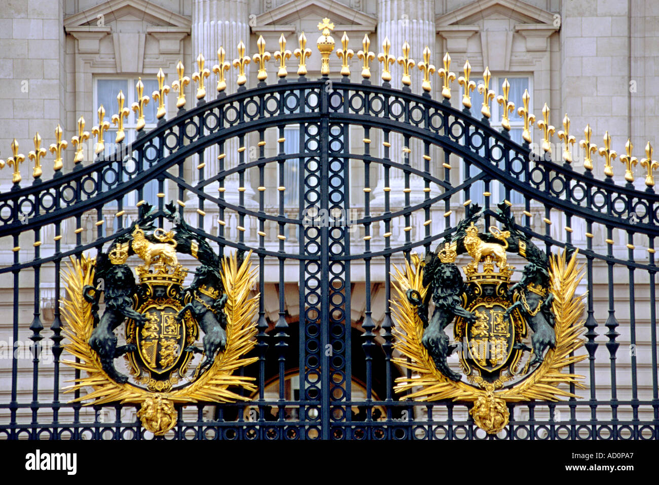 Die Tore zum Buckingham Palace in London. Stockfoto