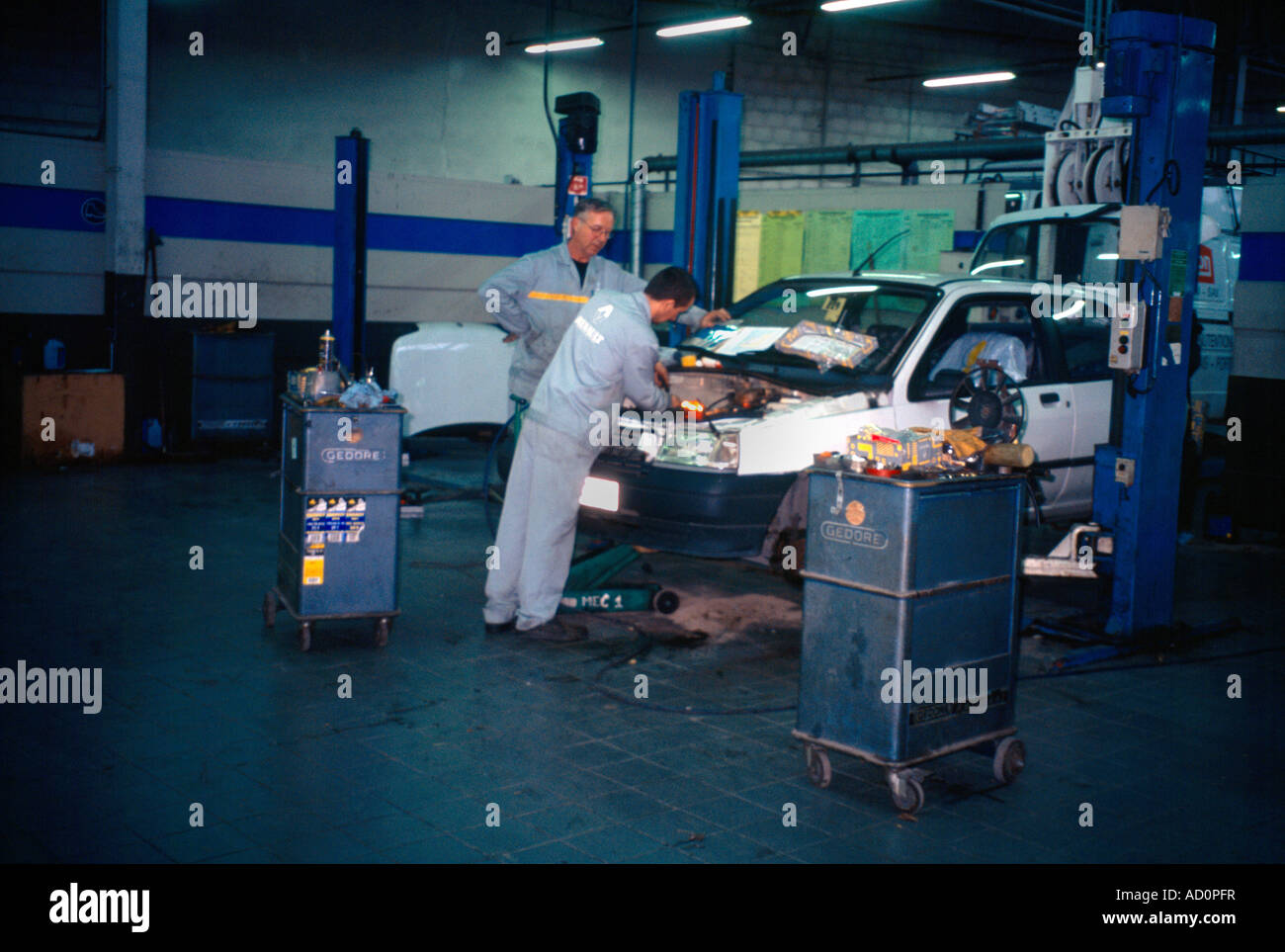 Reims Frankreich Renault Automechaniker arbeiten auf Auto-Motor Stockfoto