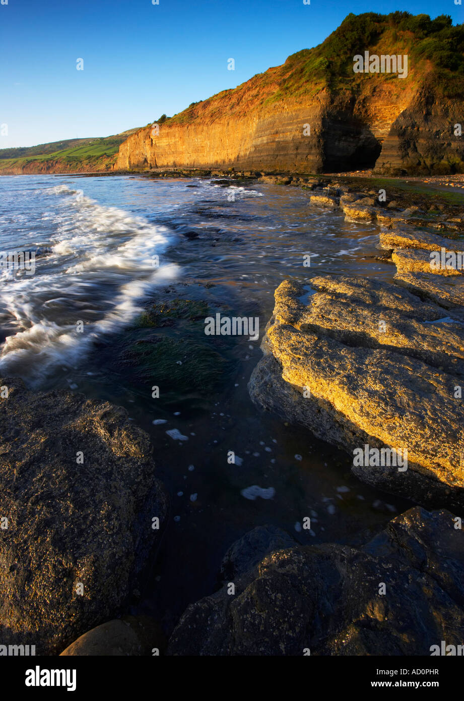 Ein Sommermorgen am Boggle Loch an der North Yorkshire Küste mit Blick auf Ravenscar Stockfoto