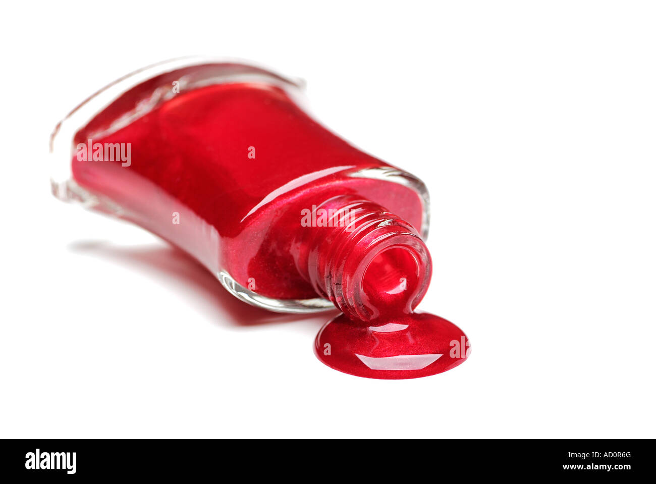Roter Nagellack verschütten aus einer Flasche Stockfoto