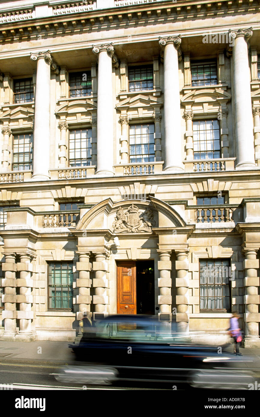 Der Eingang und die Fassade des alten Kriegsministerium auf Whitehall in London. Stockfoto