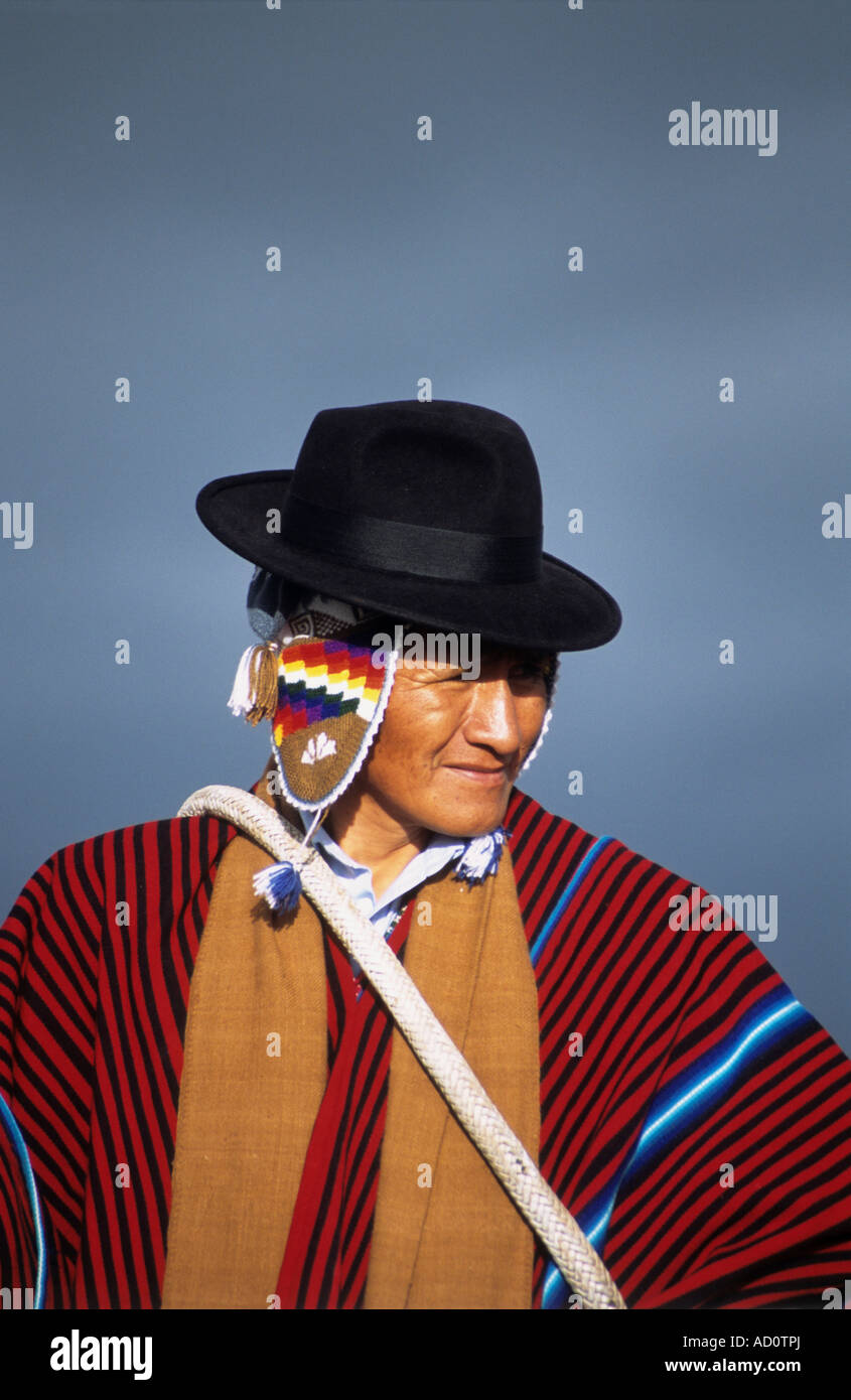 Aymara-Führer aus La Paz Altiplano Region Omasuyos in traditioneller Kleidung, Bolivien Stockfoto