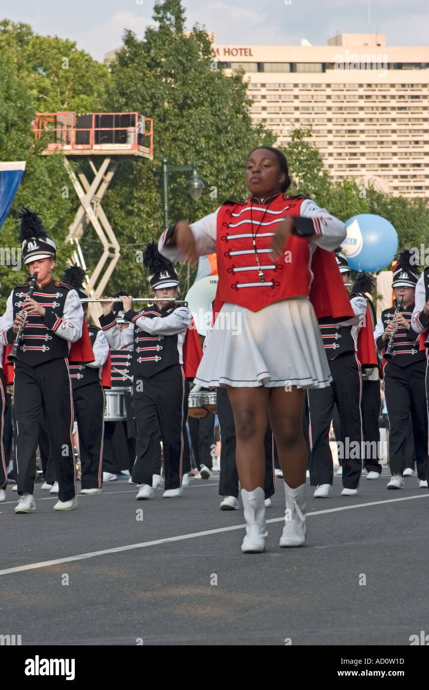 Trommel Majorette führt Fort Calhoun Highschool marching Band am 4. Juli Parade Benjamin Franklin Parkway Philadelphia PA Stockfoto